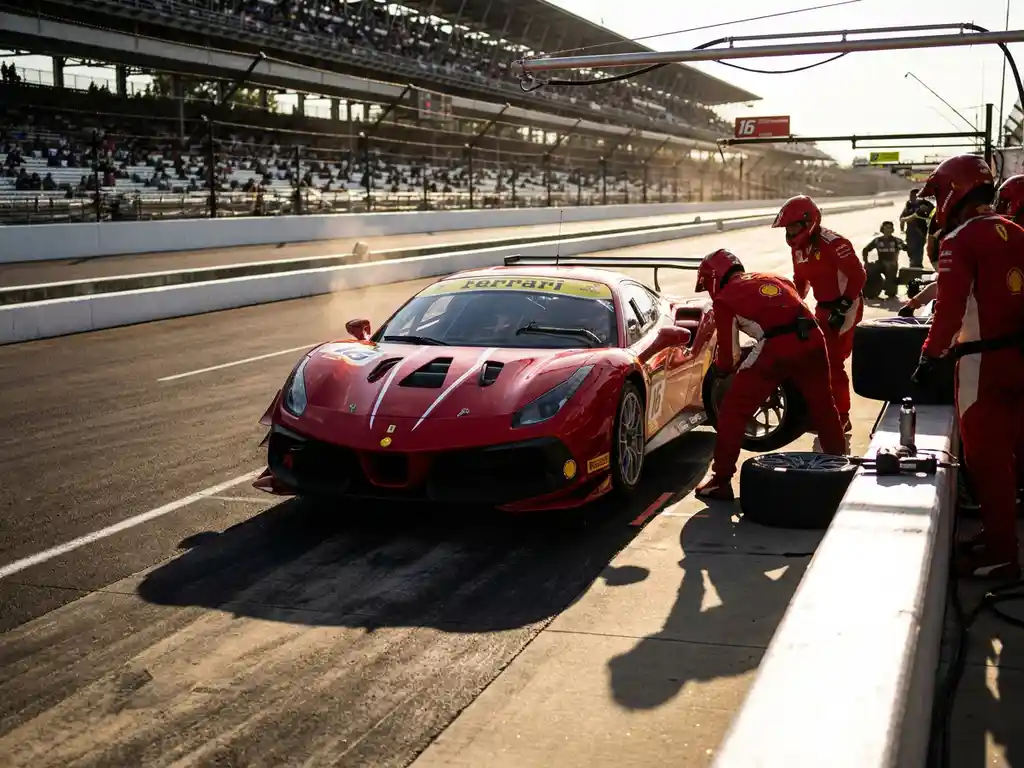 Roter Ferrari 488 Challenge auf sonnenbeschienener Boxengasse, Mechaniker in Teamuniformen bei letzten Vorbereitungen vor dem Qualifying.