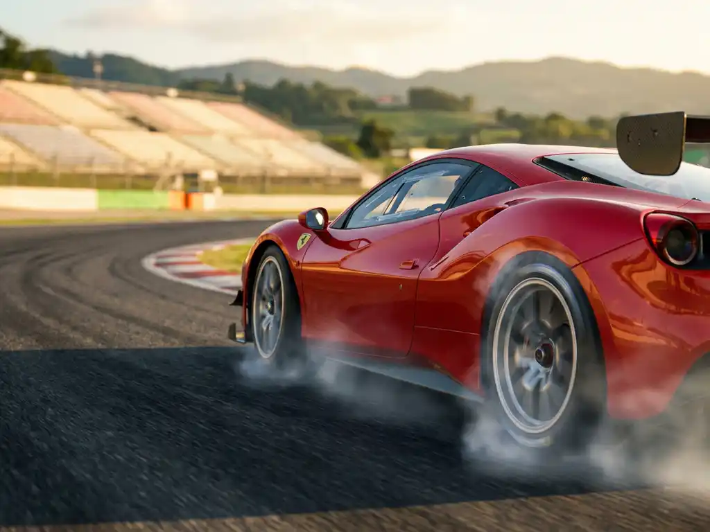 Roter Ferrari-Rennwagen in schneller Kurvenfahrt auf europäischer Rennstrecke, Reifenrauch und Asphaltdetails im Vordergrund.